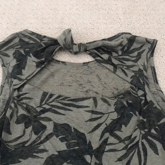 Green leaf pattern open back Tank. - Picture 3 of 4